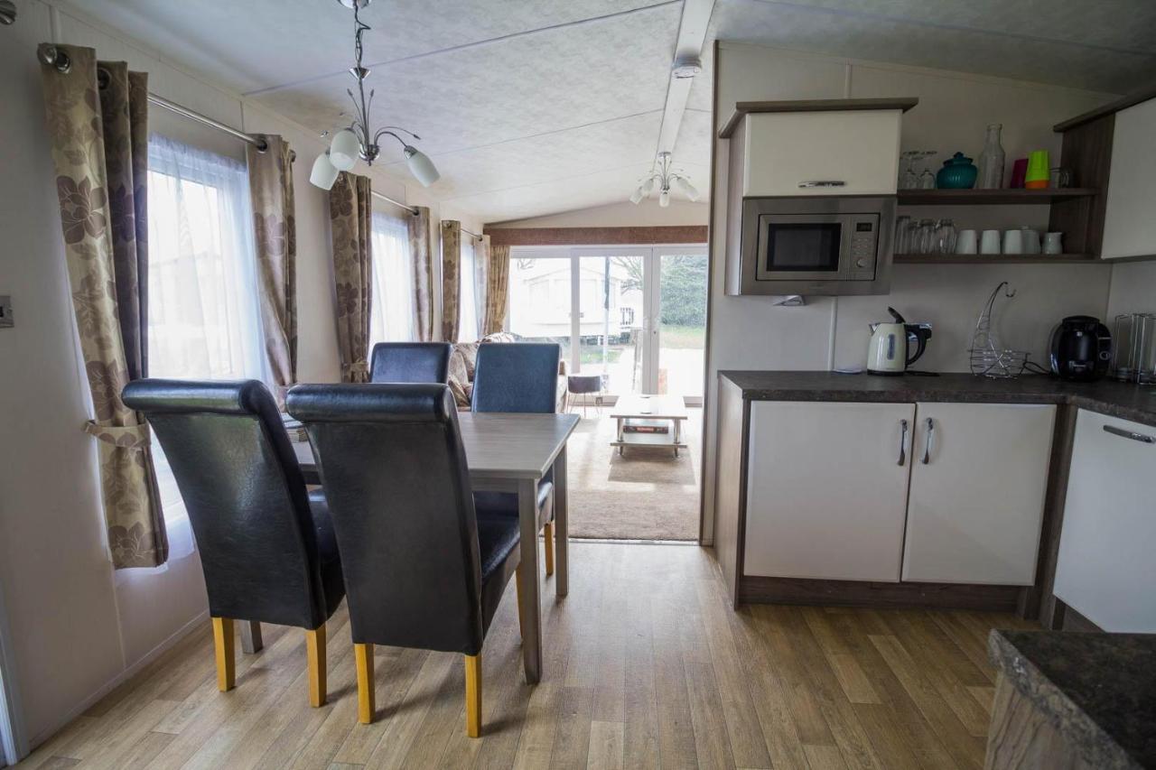 Modern 6 Berth Caravan At Highfield Grange In Essex Ref 26609P Clacton-on-Sea Dış mekan fotoğraf